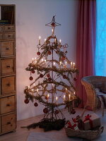 Stilisierter Weihnachtsbaum aus Metallstäben zusammengeschweißt 2/2