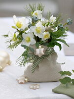 Small christmas bouquet in linen bag