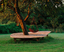 Terrasse um den Baum mit Schaukelsitz, in der Dämmerung