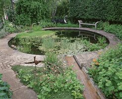 Der Bachlauf mündet in ein rundes Becken (Teich) mit Steinsitz und der Wasserskulptur 'New Moon' von George Cutts