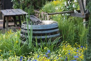 Traditionelles halbes Fass zum Sammeln von Regenwasser