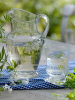 Krug und Glas mit Bowle vom Waldmeister (Galium odoratum)