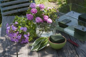 Pinkes Duftgesteck mit Rosen und Phlox 2/4