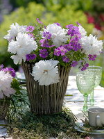 Frühsommerstrauß mit Paeonia (Pfingstrosen) und Geranium