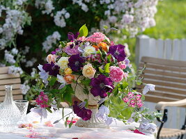 Romantisches Gesteck aus Rosa (Rosen) und Clematis (Waldreben)