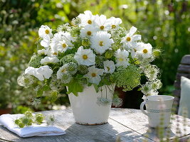 Grün-weißer Sommerstrauß : Cosmos (Schmuckkörbchen), Ammi majus