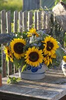 Strauß aus Helianthus (Sonnenblumen) und Borretsch (Borago)