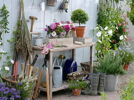 Arbeitstisch mit kleinen Sträußen aus Sommerblumen
