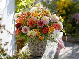 Bunt gemischter Strauß aus verschiedenen Dahlia (Dahlien)