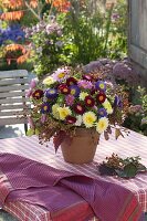 Strauß mit Callistephus (Sommeraster), Rosa multiflora (Hagebutten)