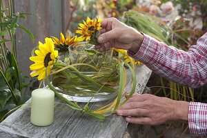 Windlicht mit Sonnenblumen und Gräsern (2/4)