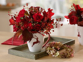 Roter Herbststrauß: Rosa (Rose, Hagebutten), Blätter von Quercus