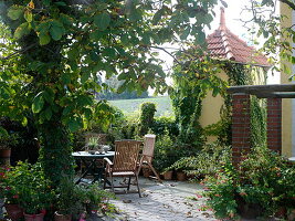 Künstlergarten: Terrasse unterm Walnußbaum
