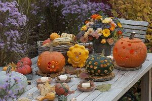 Herbstliches Arrangement mit Kürbissen auf Holztisch