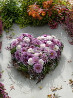 Heart-shaped Chrysanthemum (Autumn Chrysanthemum) grave arrangement