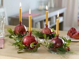 Ungewöhnlicher Adventskranz aus Granatäpfeln (Punica granatum)