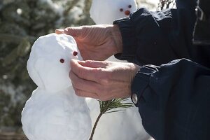 Mini-Schneemänner mit Natur-Deko (2/6)