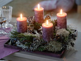 Natürlicher Adventskranz mit schwarzen Datteln und Rentierflechte 5/5