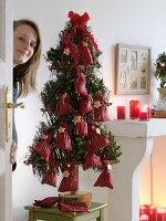 Stilisierter Weihnachtsbaum aus Birken-Reisig als Adventskalender
