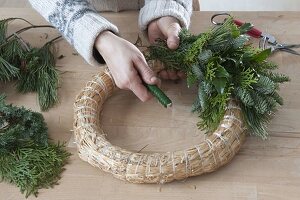 Gemischter Adventskranz mit roten Kerzen 2/10