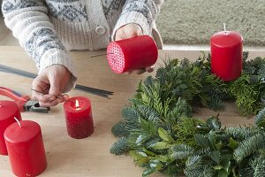 Gemischter Adventskranz mit roten Kerzen 4/10