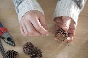 Gemischter Adventskranz mit roten Kerzen 8/10