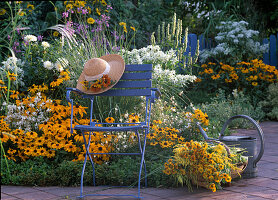 Rudbeckia hirta 'Marmalade', Dahlia 'Cactus' white