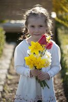 Mädchen mit Strauß aus Narcissus (Narzissen), Tulipa (Tulpen)