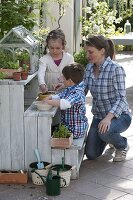 Aussaat mit Kindern auf der Terrasse