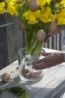 Natürlicher Osterstrauß mit ungefärbten Eiern und Eierschalen als Deko (1/3)