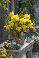 Natural Easter bouquet with undyed eggs and eggshells as decoration (3/3)