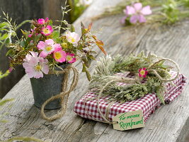 Kleiner Strauß aus Rosa (Wildrosen), Kranz aus Gräsern mit Anhänger