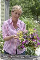 Mixed bouquet of perennials and meadow flowers 3/5