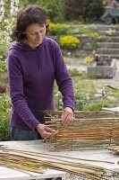 Weaving a wicker basket (7/12)