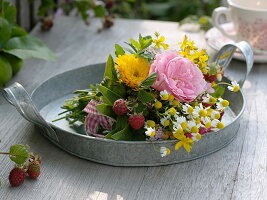 Kleiner Strauß aus Rosa (Rose), Calendula (Ringelblumen), Johanniskraut