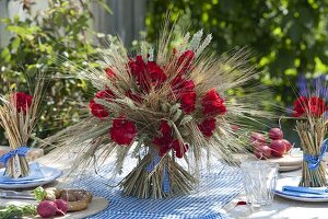 Bavarian table decoration with cereals and geraniums