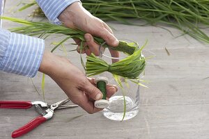 Grass-wrapped glass as a vase (2/4)