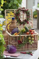 Geschenk - Korb mit Gemüse, Kräutern und Eingemachtem