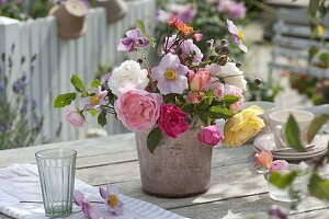 Kleiner Strauß mit gemischten Rosa (Rosen) und Anemone hupehensis