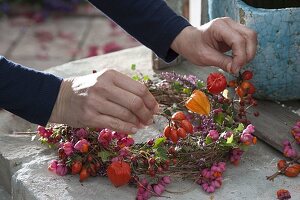 Chrysanthemenstrauß im Herbstkranz (3/8)