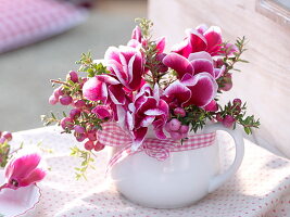 Herbststrauß aus Cyclamen (Alpenveilchen) und Pernettya (Torfmyrte)