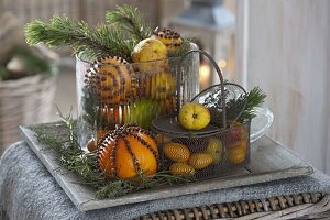 Weihnachtliches Duft-Arrangement aus mit Nelken gespickten Orangen