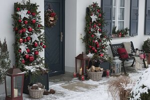 Weihnachtlich geschmückter Hauseingang