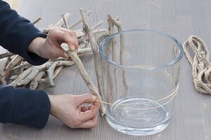 Große Gläser mit Treibholz verkleidet als Windlichter 2/4