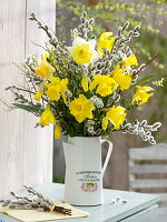 Spring bouquet in enamelled pot: Narcissus (daffodils)