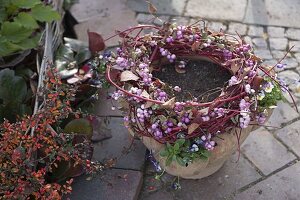 Pocket amphora with dogwood wreath and daffodils