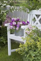 Rosa-pinker Frühsommerstrauß mit Campanula medium (Marienglockenblume)