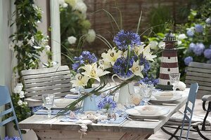 Blau weiße Tischdeko mit Schmucklilien und Lilien