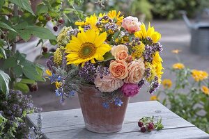 Strauss mit Helianthus (Sonnenblumen), Rosa (Rosen), Oregano (Origanum)