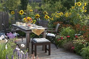 Kaffeetisch auf Holzterrasse im Bauerngarten